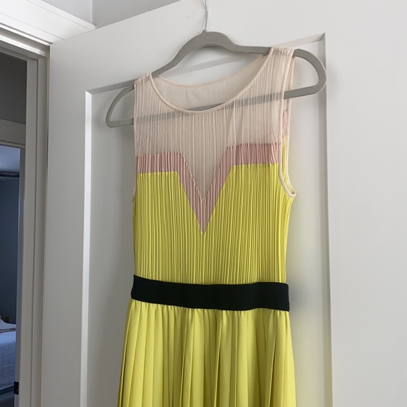 Like new gorgeous BCBG dress - Picture 4 of 6